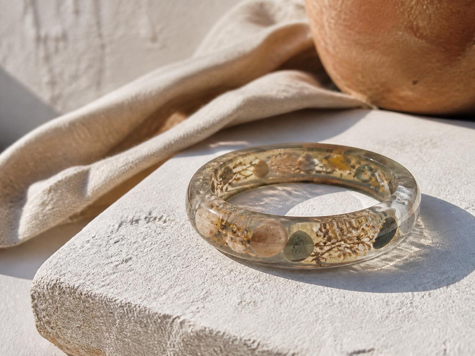 Bracelet en résine avec pierres et fleurs séchées
